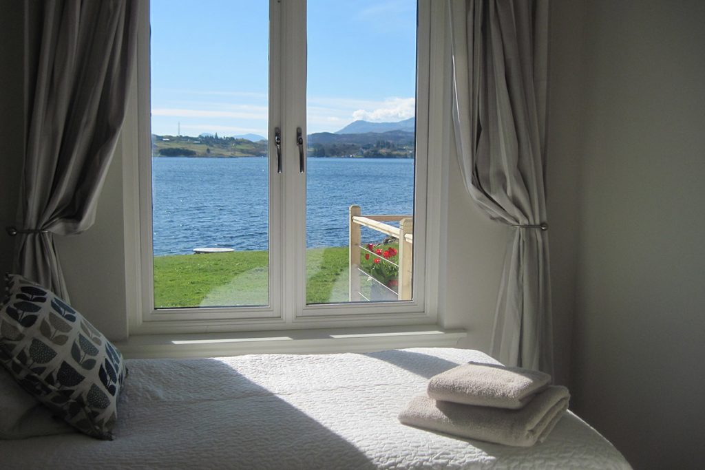 Portree-bay-cottage-self-catering-skye-waterfront-bedroom